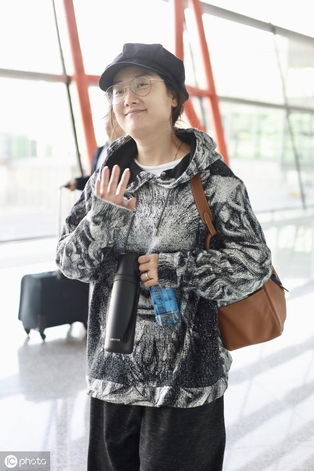 “凤凰传奇”玲花手拎保温杯,素颜走机场,这才是38岁的真实样子 “凤凰传奇”玲花手拎保温杯,素颜走机场,这才是38岁的真实样子