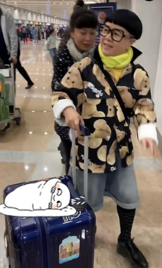 “金龟子”刘纯燕罕见现身机场,一身孩童装成亮点,一点不像53岁 “金龟子”刘纯燕罕见现身机场,一身孩童装成亮点,一点不像53岁