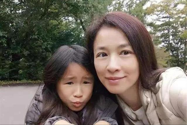 张婷的女儿“丑”被热搜,她身价100亿的身价也难逃众人的嘲笑? 张婷的女儿“丑”被热搜,她身价100亿的身价也难逃众人的嘲笑?