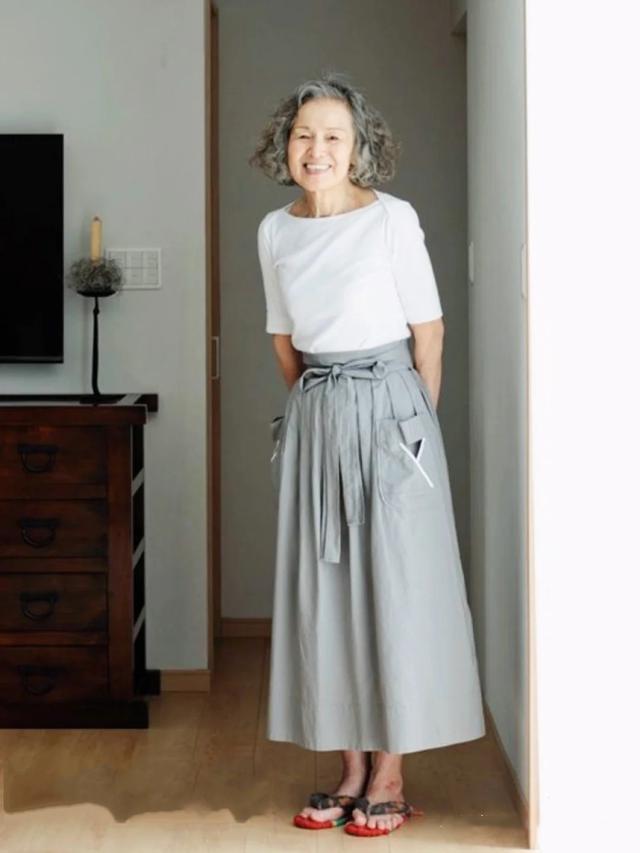 70岁以上的女性,尽量不要戴花套!看看日本的家庭主妇。它的气质简单而好 70岁以上的女性,尽量不要戴花套!看看日本的家庭主妇。它的气质简单而好