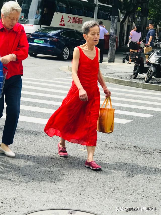 上海老年人的街拍时尚穿搭,打扮不老气、不扮嫩,简约大方就很美 上海老年人的街拍时尚穿搭,打扮不老气、不扮嫩,简约大方就很美