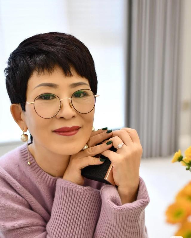 这位62岁的祖母像“女孩”一样美丽,她的减龄秘密隐藏在生活中 这位62岁的祖母像“女孩”一样美丽,她的减龄秘密隐藏在生活中