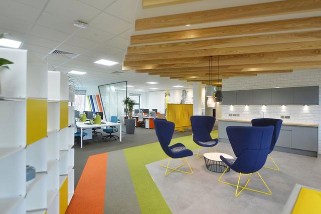 一室精彩英国smartsearch公司伊尔克利办公设计欣赏