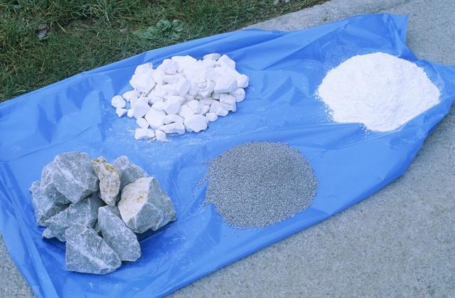 石灰粉撒在土壤里有什么效果 哪种石灰粉不能直接使用 不要搞错